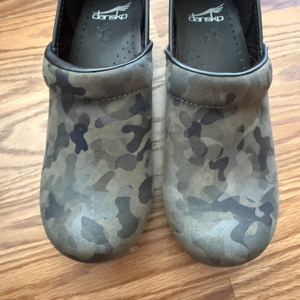 Women's 38/7.5 Dansko Professional Suede Camo Soft Clogs - Picture 4 of 9